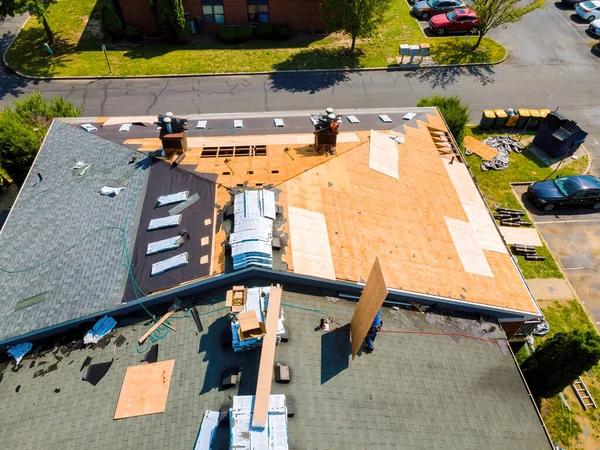 Metal vs. Asphalt Shingles: Which Roof Replacement Option is Best?